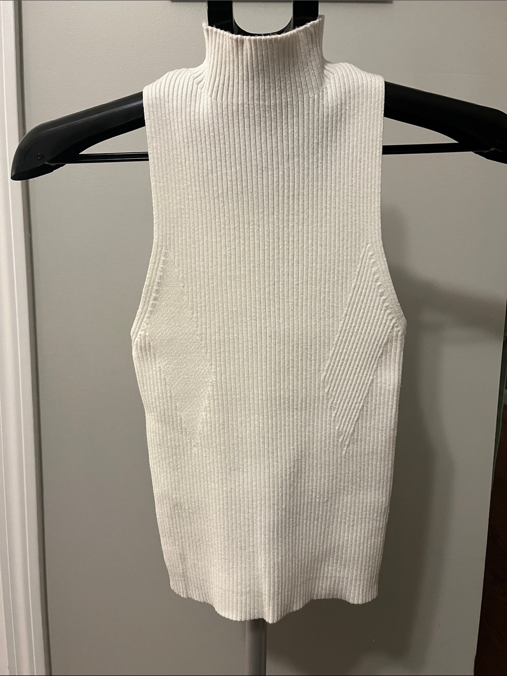 Pink Lily White Ribbed Mock Neck Sleeveless Top - Size Small